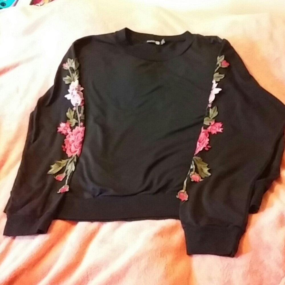 🍁Embroidered sleeve top